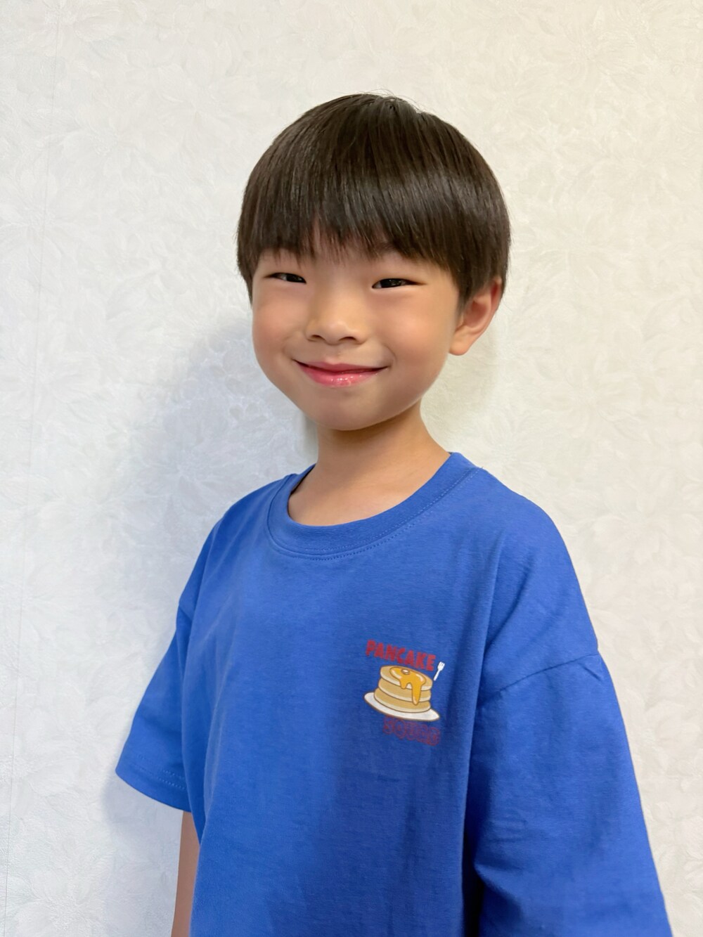 ブルー系のTシャツ/カットソー、ブルー系のセットアップ、ブラック系のスニーカーを着用したキッズの夏コーディネートの3枚目の写真