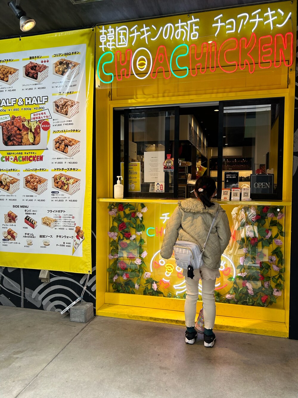 グリーン系のTシャツ/カットソー、ホワイト系のTシャツ/カットソー、ホワイト系のその他パンツを着用したキッズの春コーディネートの4枚目の写真