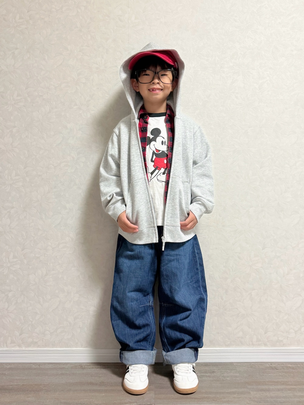ブラック系のショルダーバッグ、グレー系のスニーカー、ホワイト系のTシャツ/カットソーを着用したキッズの秋コーディネートの3枚目の写真