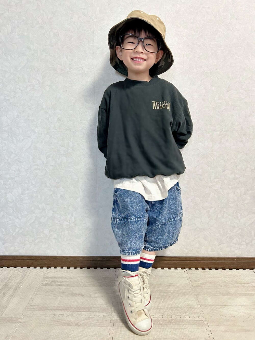 グレー系のスウェット、ホワイト系のTシャツ/カットソー、ブルー系のデニムパンツを着用したキッズの春コーディネートの3枚目の写真