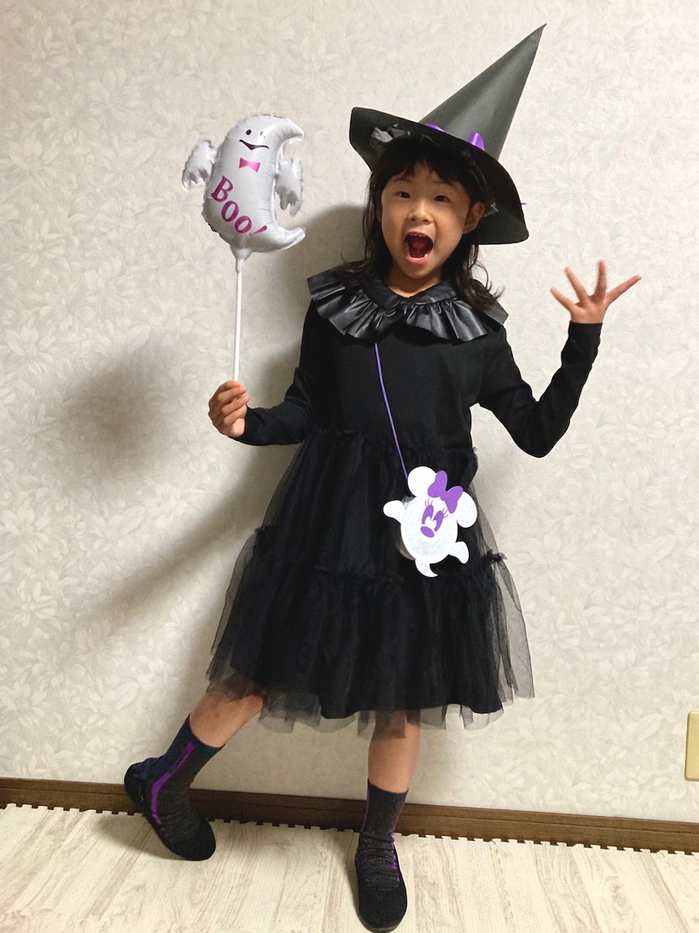 ブラック系のワンピース、ブラック系のバレエシューズ、ブラック系のシャツ/ブラウスを着用したキッズの秋コーディネートの3枚目の写真