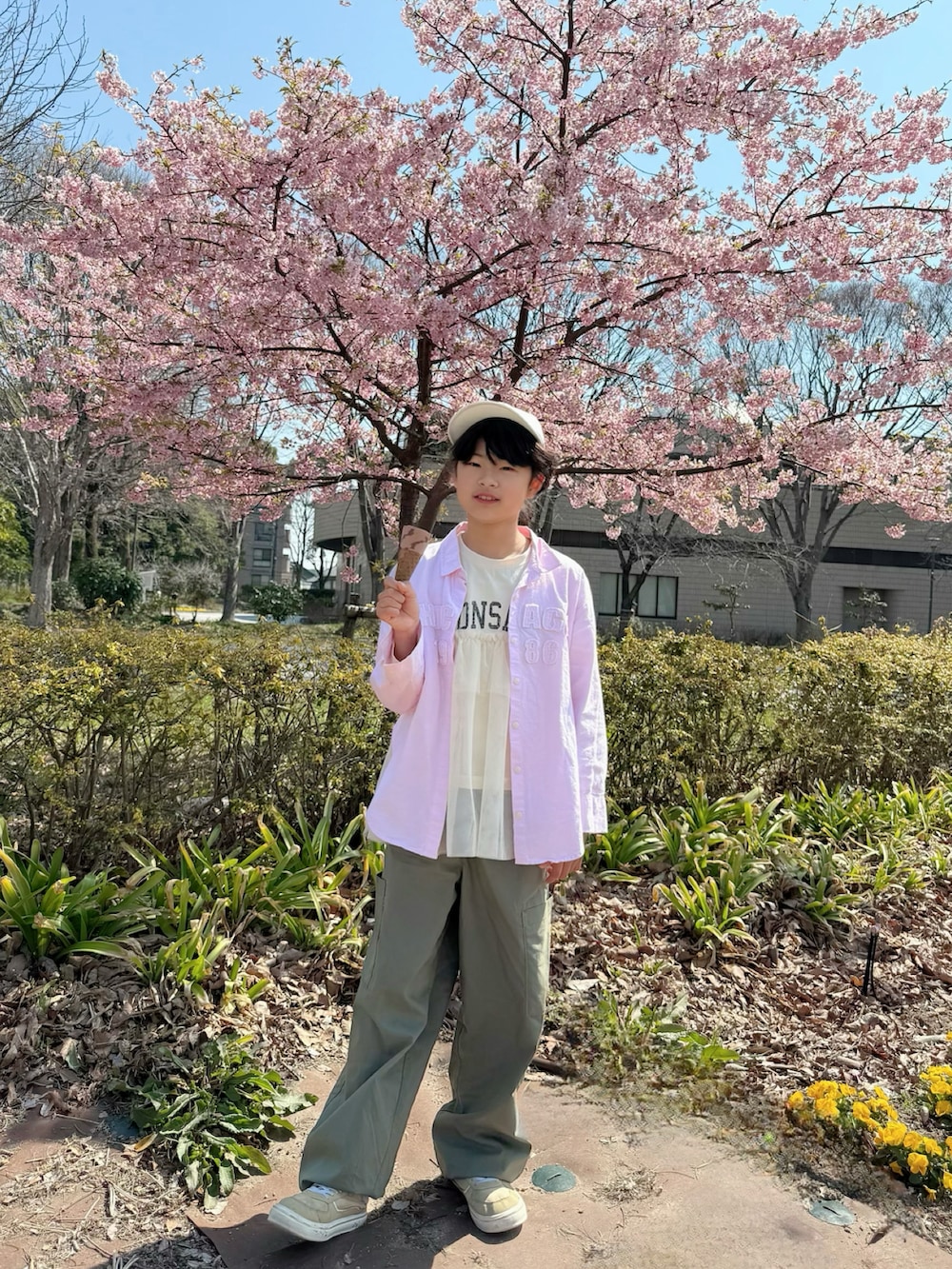 ホワイト系のTシャツ/カットソー、ピンク系のシャツ/ブラウス、グリーン系のカーゴパンツを着用したキッズの春コーディネートの4枚目の写真