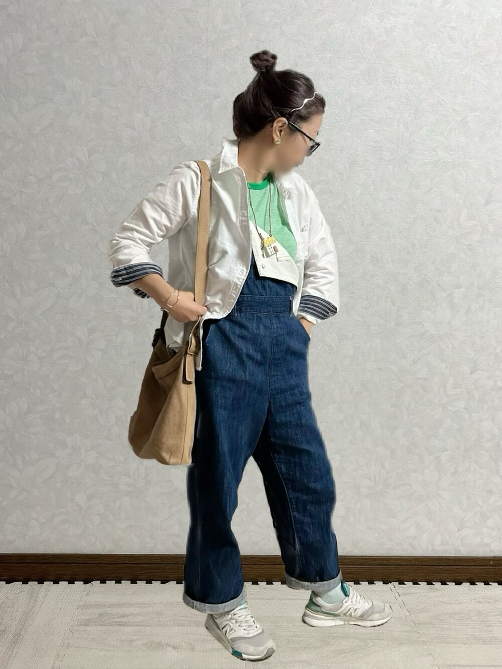 グリーン系のタンクトップ、ブルー系のサロペット/オーバーオール、ホワイト系のスニーカーを着用したレディースの秋コーディネートの5枚目の写真