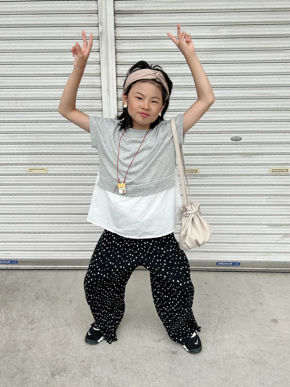 グレー系のTシャツ/カットソー、ホワイト系のその他パンツ、ブラック系のサンダルを着用したキッズの春コーディネートの4枚目の写真