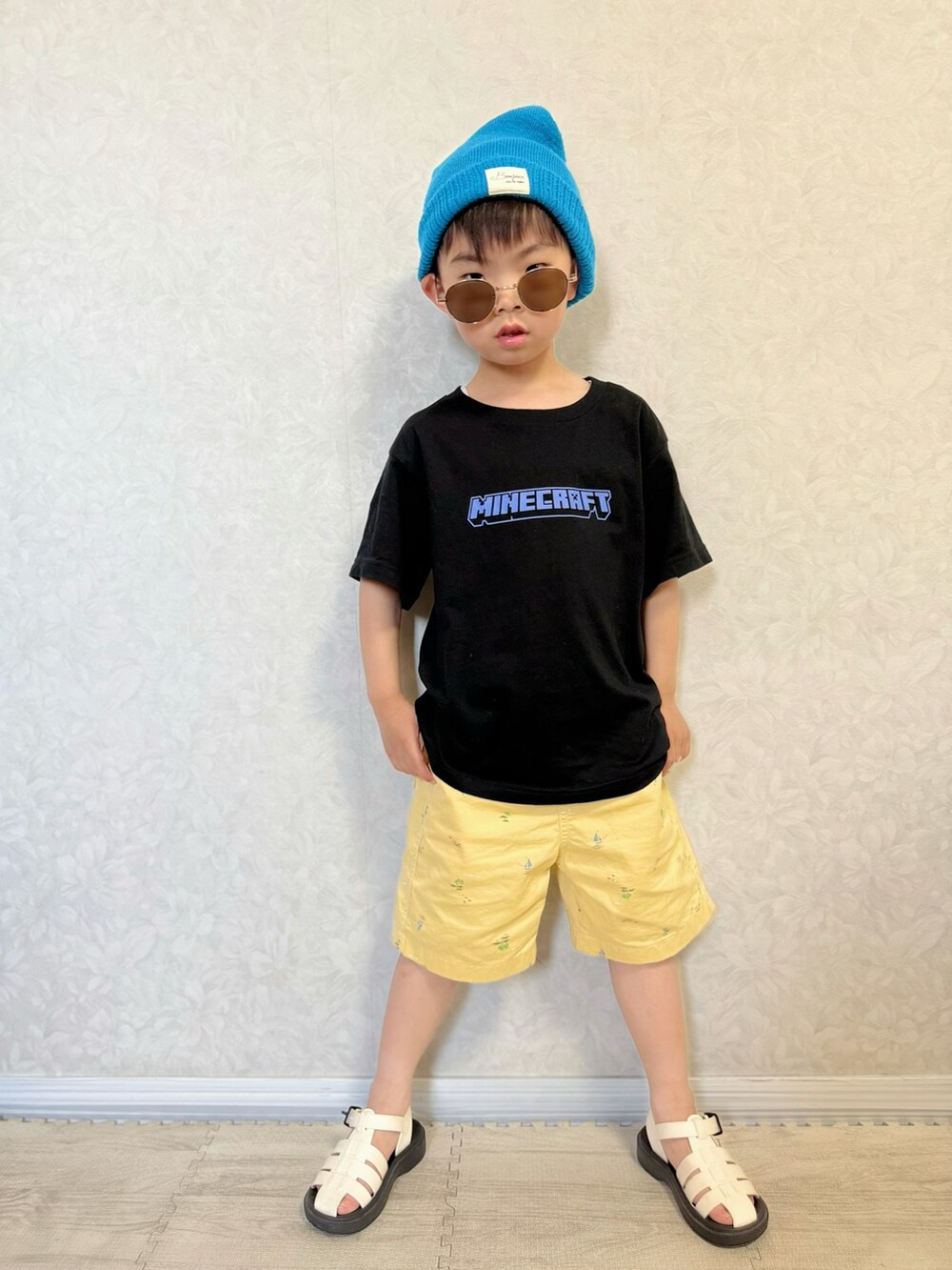 ブルー系のTシャツ/カットソー、ブラック系のTシャツ/カットソー、イエロー系のパンツを着用したキッズの春コーディネートの3枚目の写真