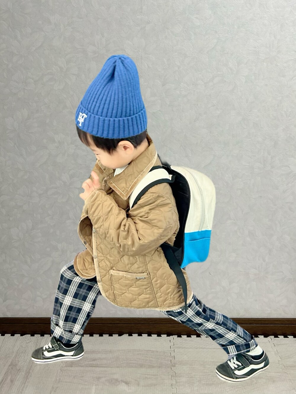 ホワイト系のニット/セーター、グリーン系のブルゾン、ブルー系のその他パンツを着用したキッズの冬コーディネートの4枚目の写真