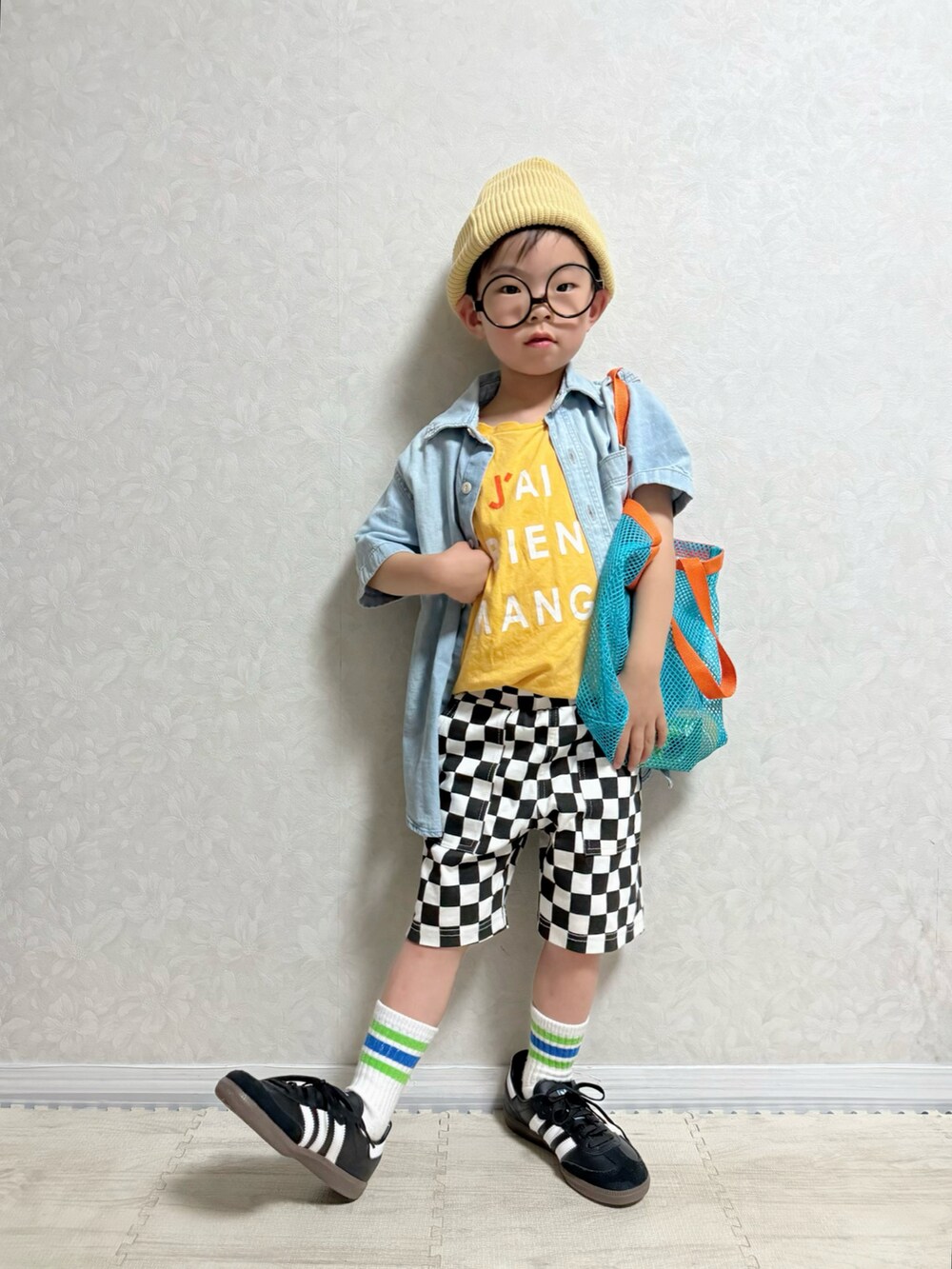 オレンジ系のTシャツ/カットソー、ブルー系のシャツ/ブラウス、その他のその他パンツを着用したキッズの夏コーディネートの4枚目の写真