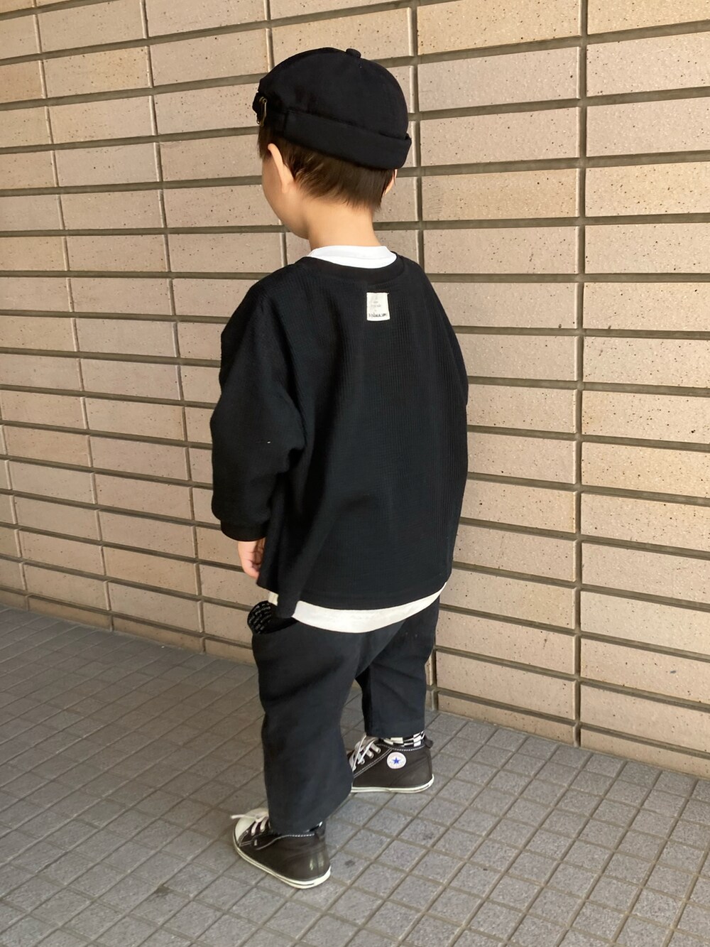 ブラック系のTシャツ/カットソー、ブラック系のパンツ、ブラック系のソックス/靴下を着用したキッズの秋コーディネートの3枚目の写真