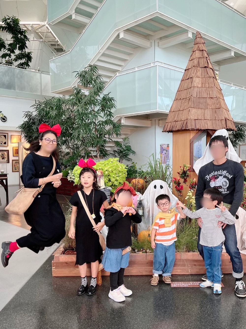 ブラック系のTシャツ/カットソー、ブラウン系のその他シューズ、ブラック系のワンピースを着用したキッズの秋コーディネートの2枚目の写真