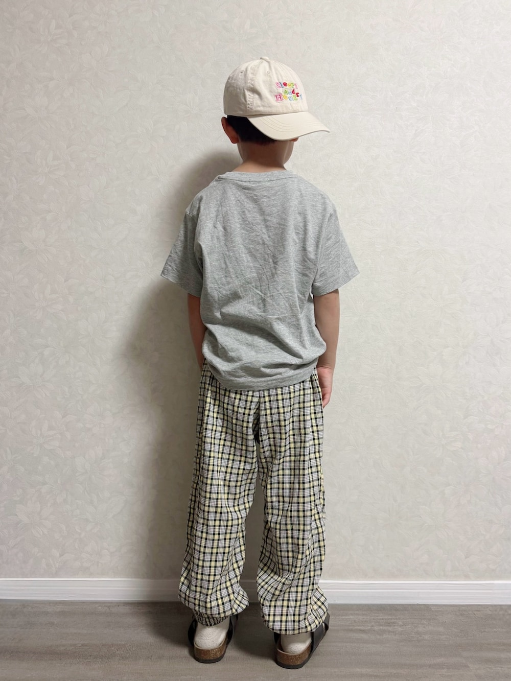グレー系のTシャツ/カットソー、イエロー系のパンツ、その他のショルダーバッグを着用したキッズの夏コーディネートの5枚目の写真