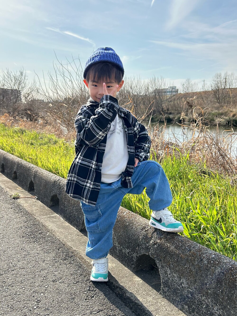 グレー系のスウェット、ブラック系のシャツ/ブラウス、ブルー系のデニムパンツを着用したキッズの冬コーディネートの4枚目の写真