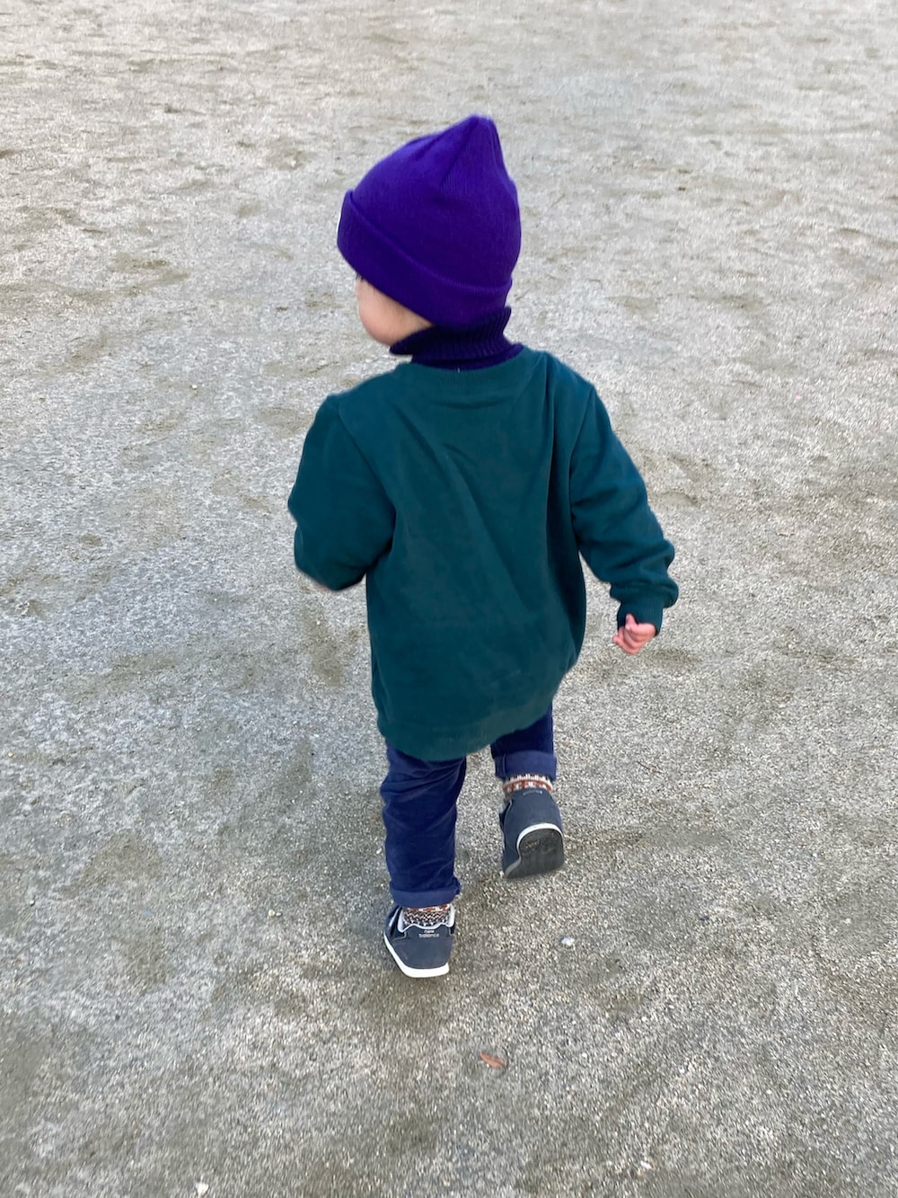 ブルー系のニット/セーター、グリーン系のスウェット、ブルー系のパンツを着用したキッズの冬コーディネートの3枚目の写真
