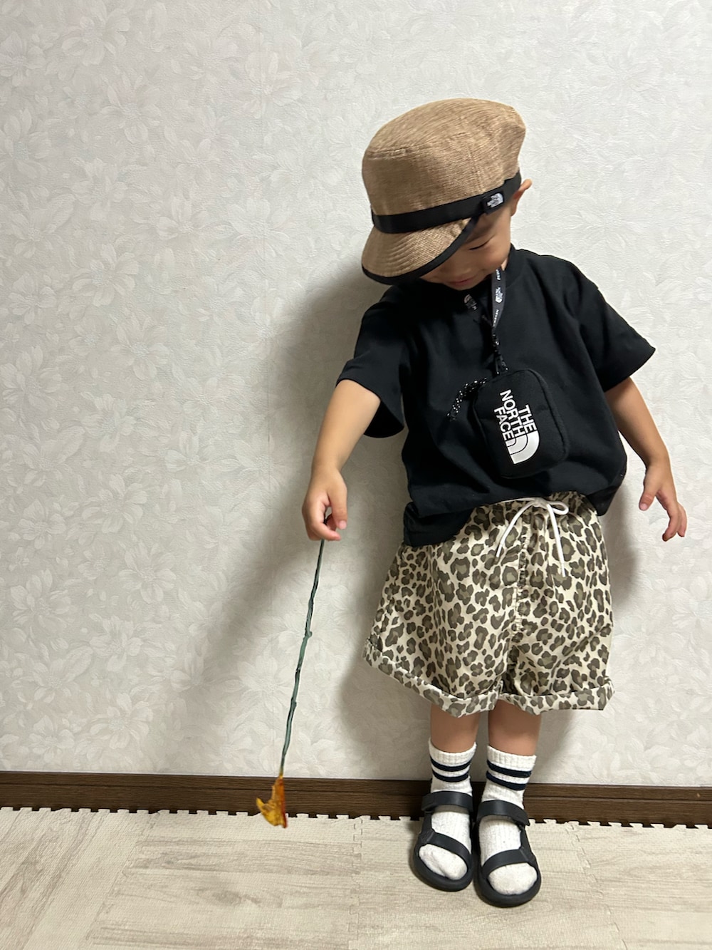 その他のTシャツ/カットソー、ベージュ系のその他パンツ、ブラック系のサンダルを着用したキッズの夏コーディネートの3枚目の写真