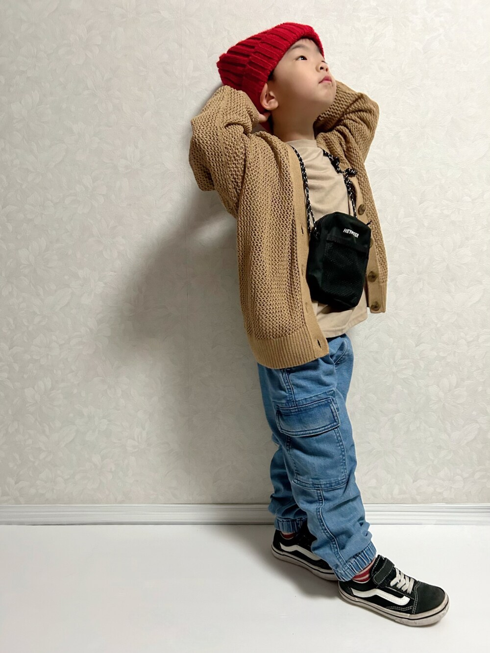 ベージュ系のTシャツ/カットソー、ブラウン系のカーディガン/ボレロ、ブルー系のデニムパンツを着用したキッズの秋コーディネートの5枚目の写真