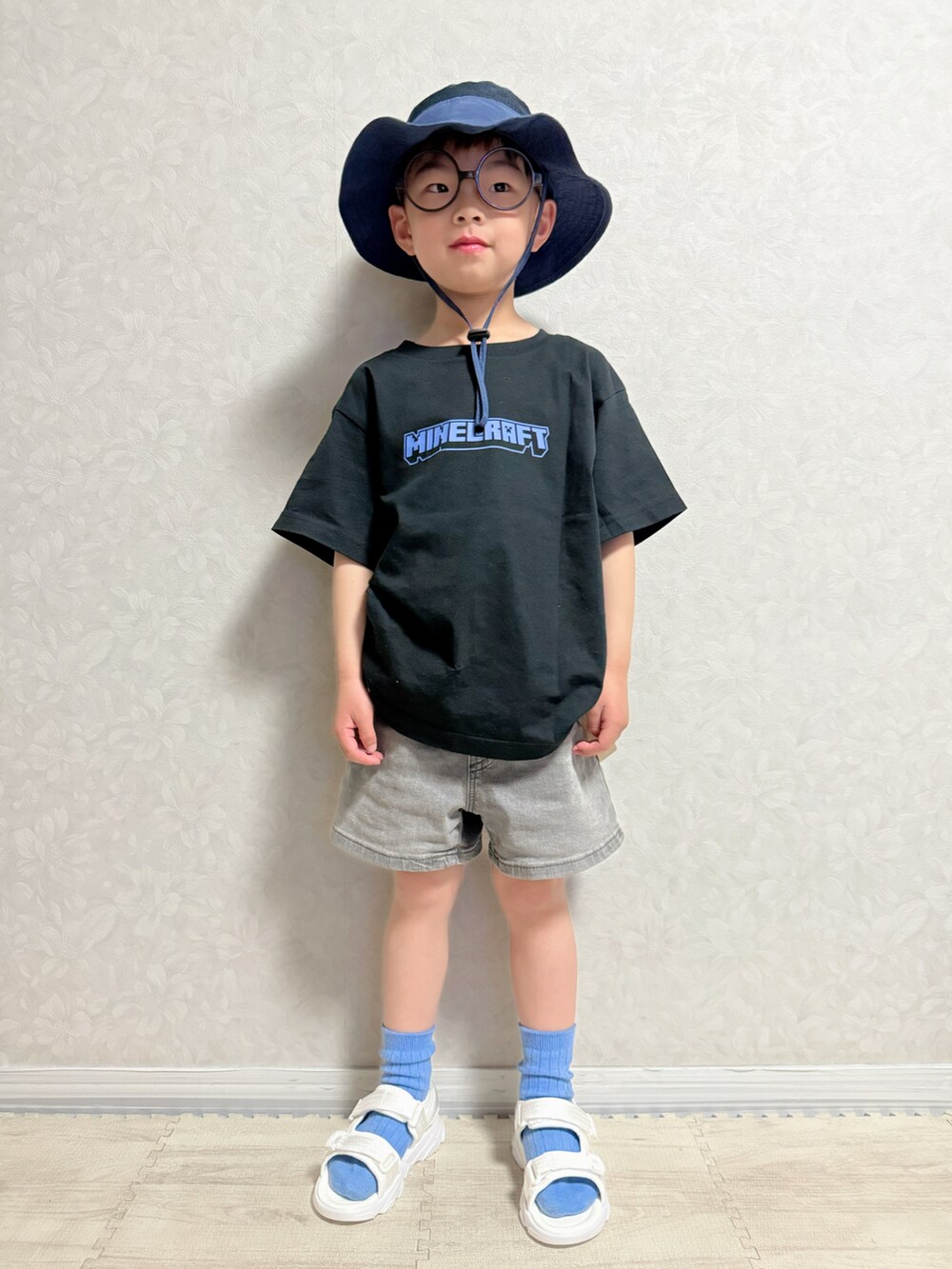 「春夏コーデ、アウトドアスタイル、サスペンダー、ハーフパンツ、ショートパンツ、Tシャツ、休日スタイル、サンダル、プチプラ、ハット、めがね、タックイン、シンプルコーデ、お出かけコーデ、モノトーン」｜「SHEINの男の子幼児 ツートーン サンハット ネイビーブルー 470円（ハット、ブルー系）」を使った、lenlen23さん（キッズ・100cm）の春コーディネートの3枚目の写真