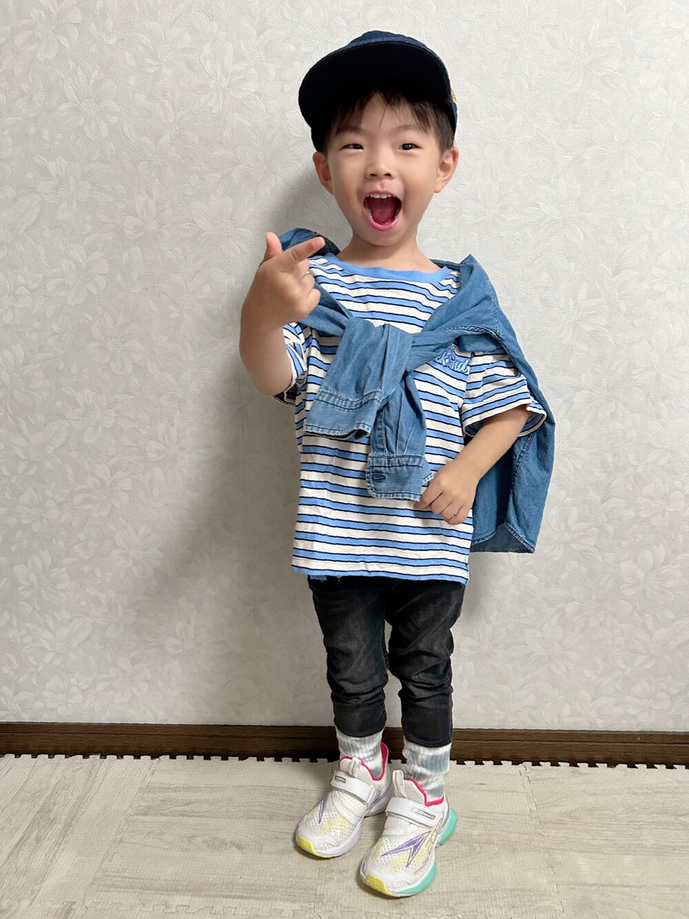 ブルー系のTシャツ/カットソー、ブルー系のシャツ/ブラウス、ブラック系のデニムパンツを着用したキッズの秋コーディネートの3枚目の写真