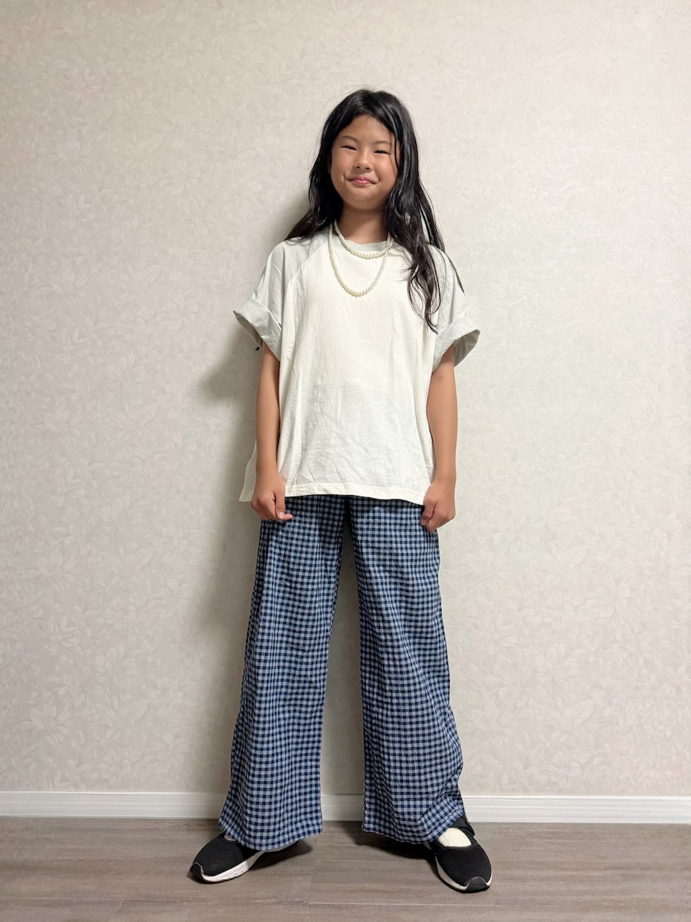 ブルー系のその他パンツ、ブラック系のサンダル、ブルー系のTシャツ/カットソーを着用したキッズの夏コーディネートの4枚目の写真