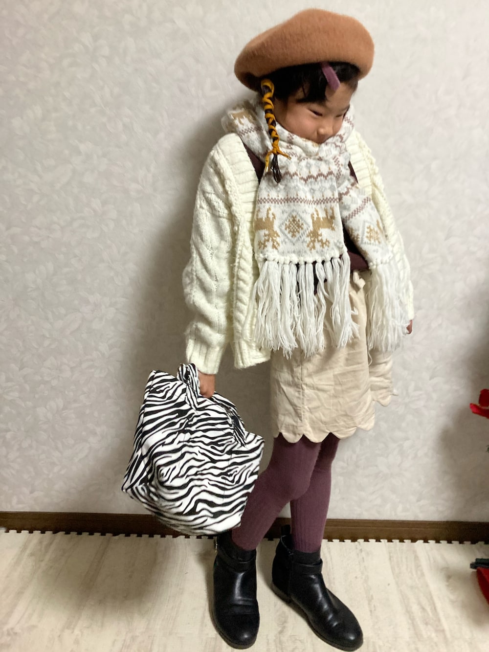 ブラウン系のスウェット、ホワイト系のカーディガン/ボレロ、ホワイト系のその他パンツを着用したキッズの冬コーディネートの4枚目の写真