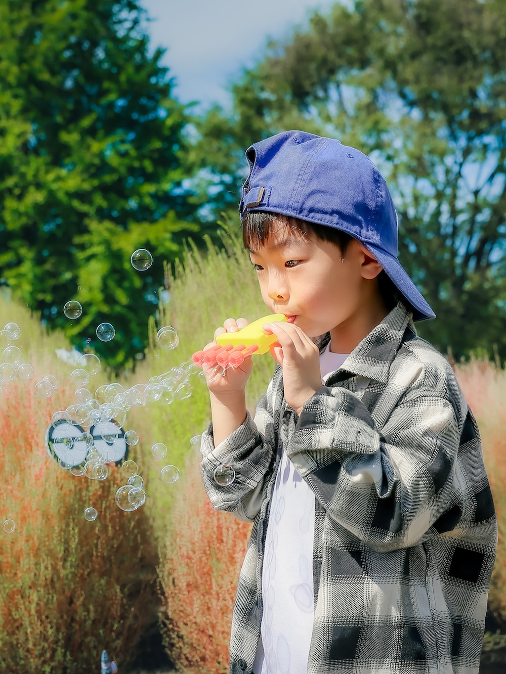 グレー系のスニーカー、ホワイト系のTシャツ/カットソー、ホワイト系のシャツ/ブラウスを着用したキッズの秋コーディネートの4枚目の写真