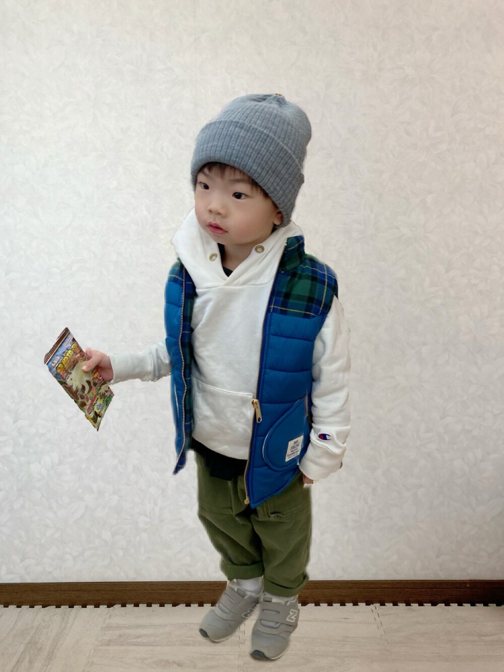 「お誕生日おめでとう！、ストリートフェス2023、ohana to heart、おやこーで。、冬コーデ、ストリート、カジュアルコーデ、ベスト、レイヤードスタイル、スニーカー、ニット、スウィーツ同盟会、コート、ビビッドカラー、レザー」｜「♡ohana to heart♡のさりちゃんハンドメイド ohana to heart 赤茶 ブローチ✿❤️（ブローチ/コサージュ、ブラウン系）」を使った、lenlen23さん（キッズ・90cm）の冬コーディネートの2枚目の写真