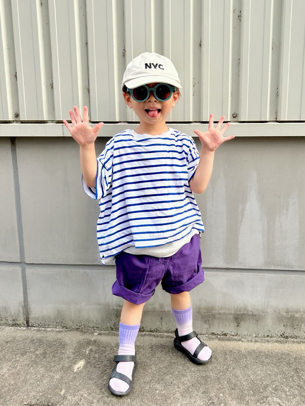 ブルー系のTシャツ/カットソー、ホワイト系のタンクトップ、パープル系のパンツを着用したキッズの夏コーディネートの3枚目の写真