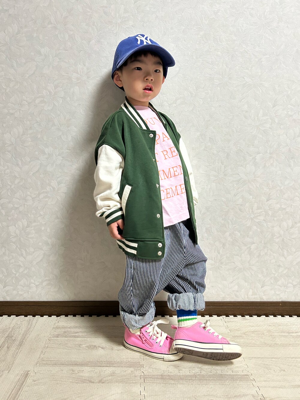 ピンク系のTシャツ/カットソー、グリーン系のブルゾン、ブルー系のデニムパンツを着用したキッズの春コーディネートの2枚目の写真