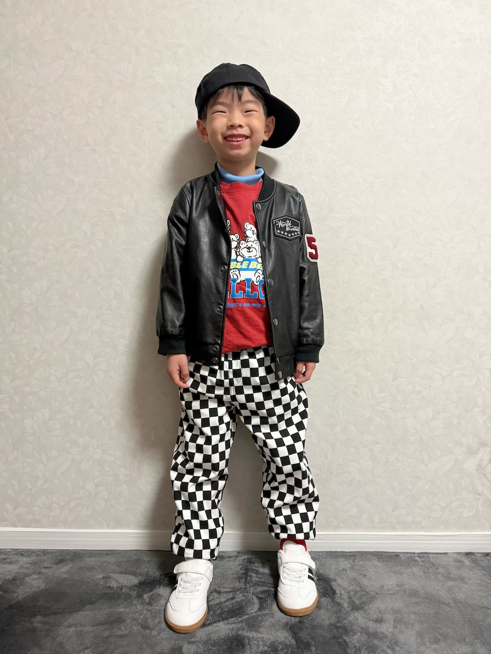 レッド系のTシャツ/カットソー、ブラック系のその他パンツ、ブルー系のTシャツ/カットソーを着用したキッズの秋コーディネートの2枚目の写真