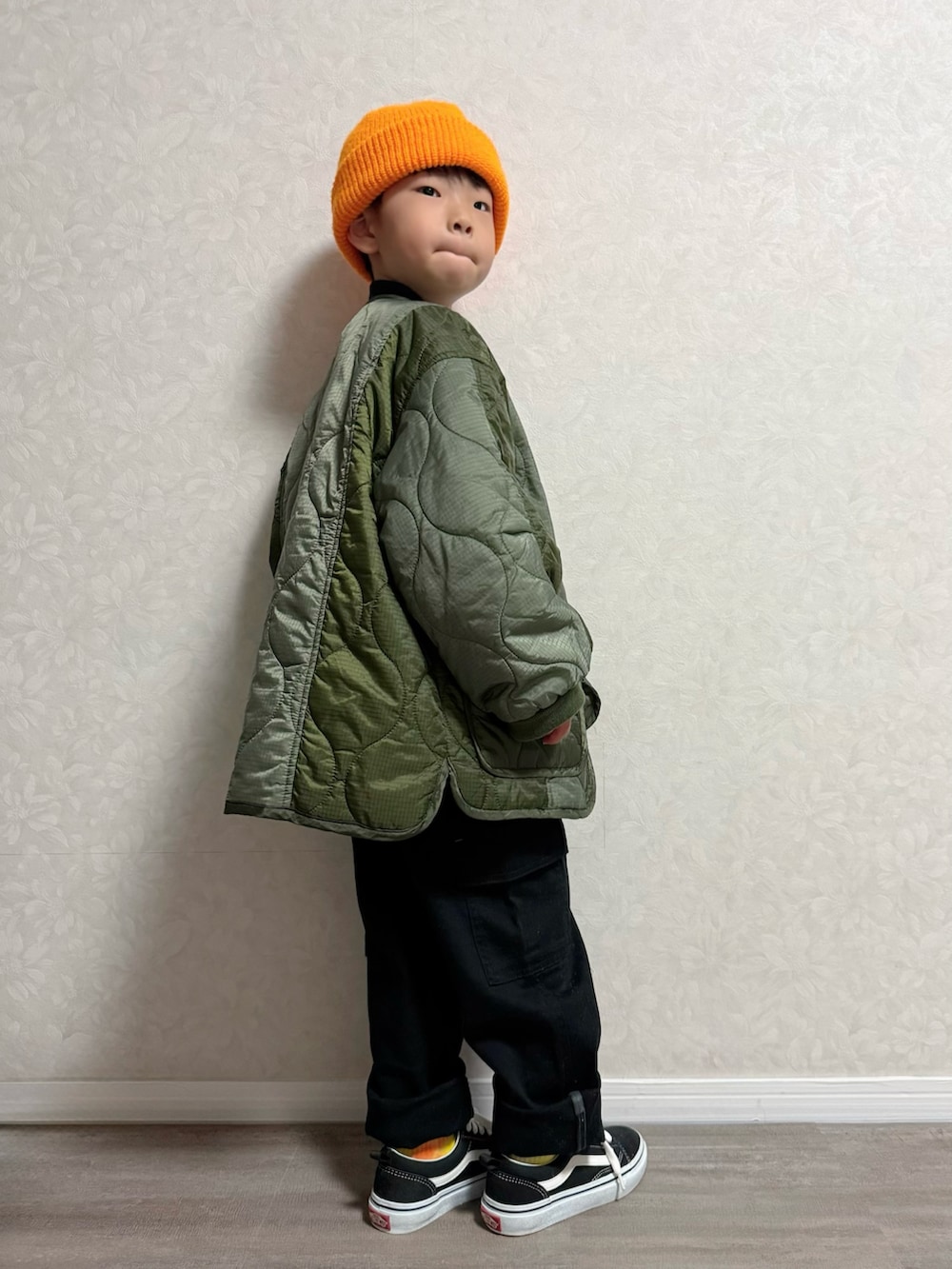 グリーン系のブルゾン、ホワイト系のTシャツ/カットソー、ブラック系のスニーカーを着用したキッズの春コーディネートの3枚目の写真