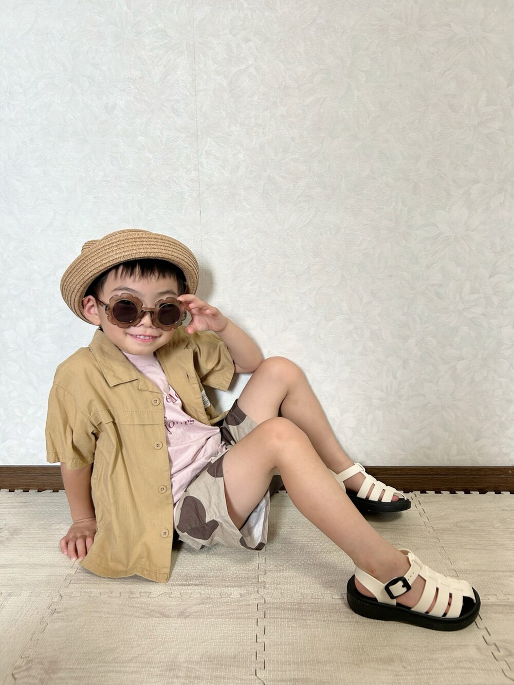 ピンク系のTシャツ/カットソー、イエロー系のシャツ/ブラウス、ホワイト系のサンダルを着用したキッズの夏コーディネートの5枚目の写真