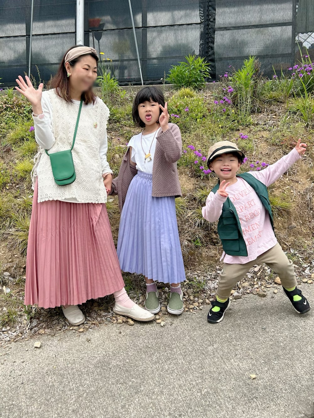 ホワイト系のTシャツ/カットソー、ホワイト系のベスト、グリーン系のショルダーバッグを着用したキッズの春コーディネートの2枚目の写真