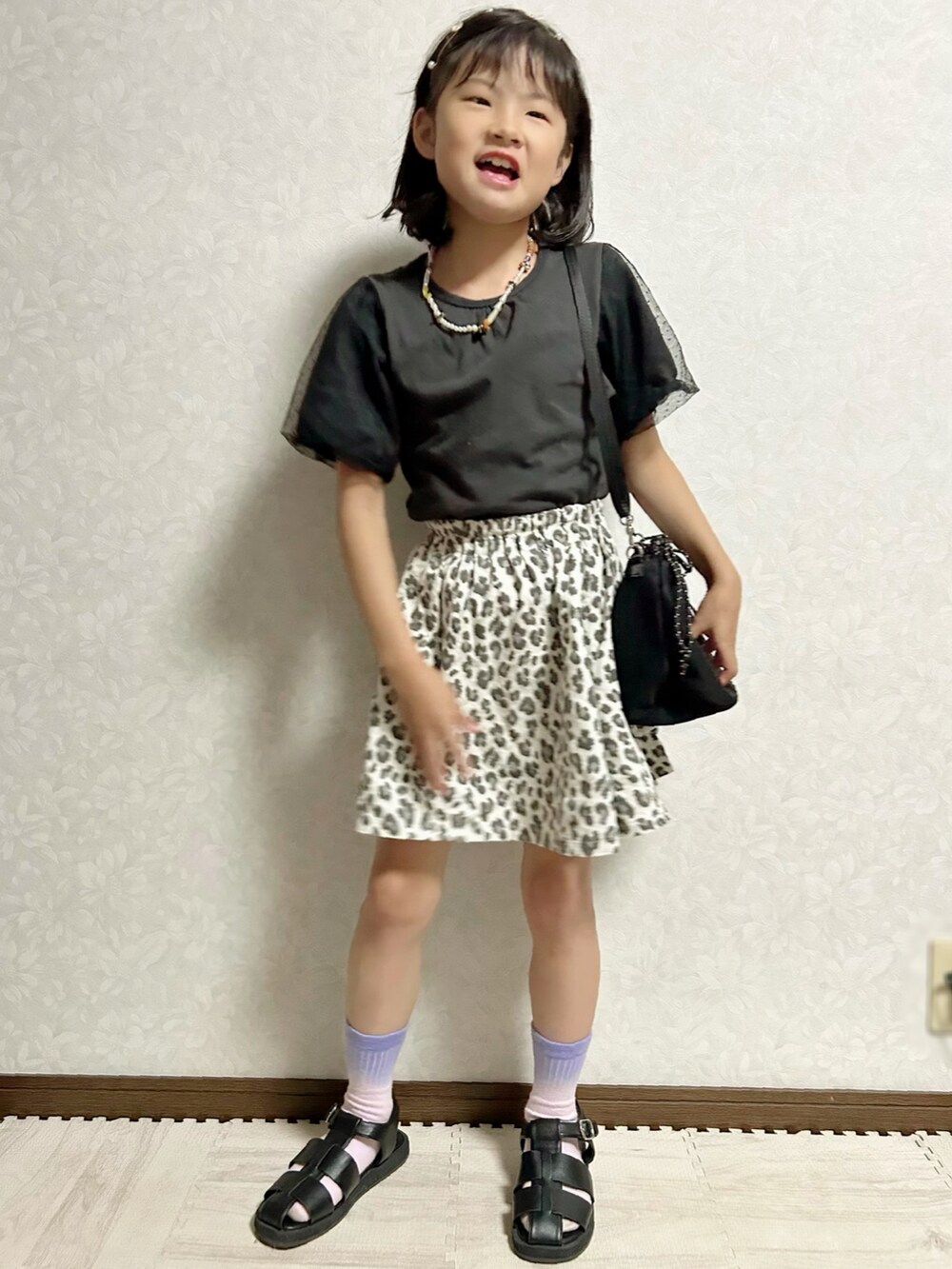 「モノトーン、夏コーデ、カジュアル、グルカサンダル、ショルダーバッグ、タックイン、カチューシャ、プチプラ、スカート、休日スタイル、お出かけコーデ、スウィーツ同盟会、レオパード、タイダイ柄、サンダル」|「しまむらの3点ハナPLカチューシャ 中金 539円 no.330-2072(カチューシャ、ゴールド系)」を使った、lenlen23さん(キッズ・126cm)の夏コーディネートの2枚目の写真