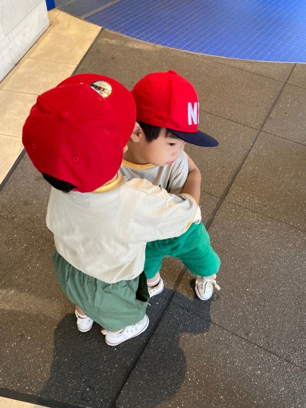 ホワイト系のTシャツ/カットソー、グリーン系のその他パンツ、ホワイト系のスニーカーを着用したキッズの夏コーディネートの5枚目の写真