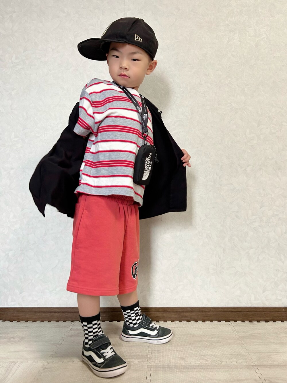 グレー系のTシャツ/カットソー、ブラック系のシャツ/ブラウス、レッド系のその他パンツを着用したキッズの夏コーディネートの3枚目の写真