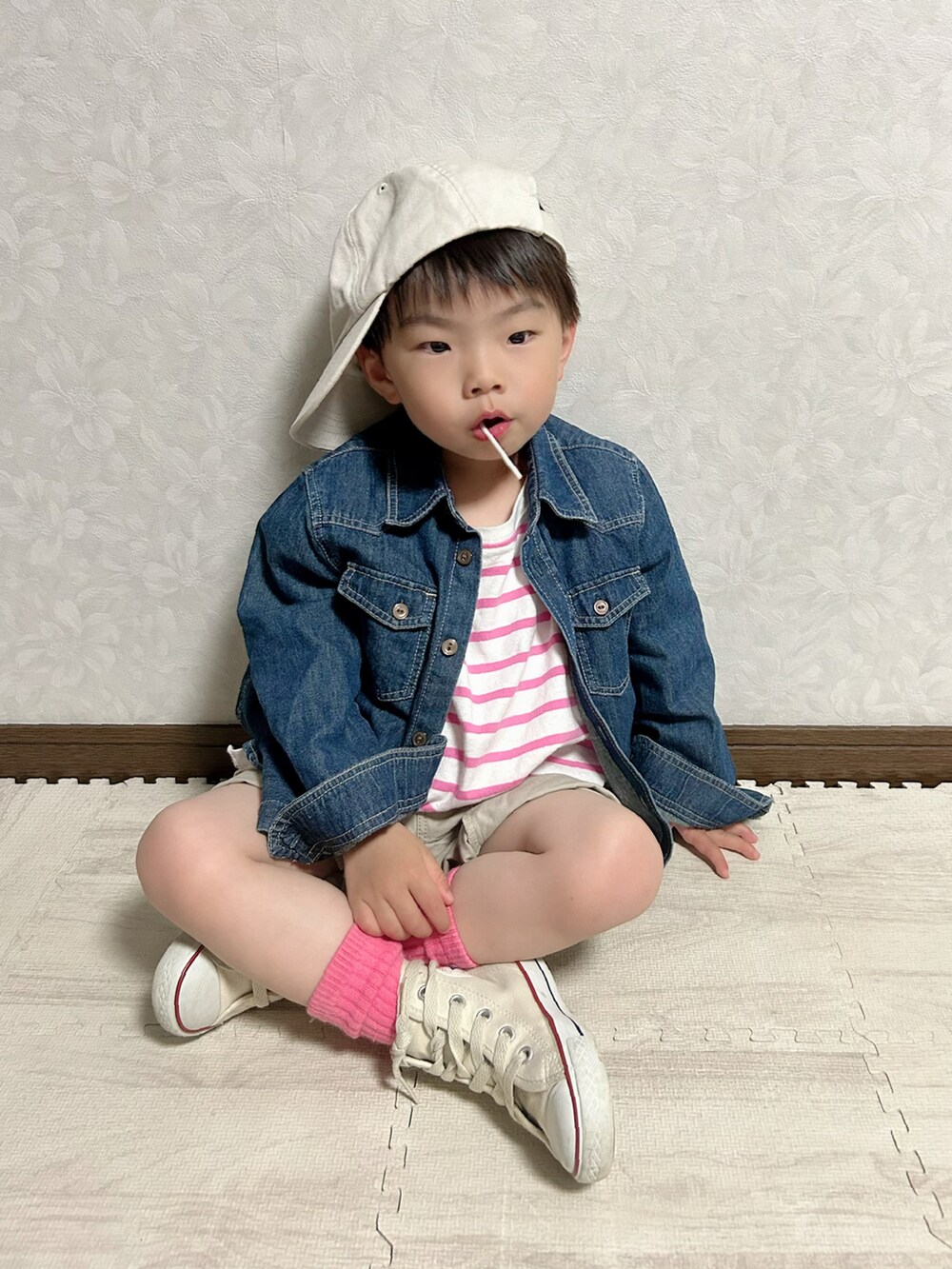 ピンク系のTシャツ/カットソー、ブルー系のシャツ/ブラウス、ベージュ系のチノパンツを着用したキッズの春コーディネートの5枚目の写真