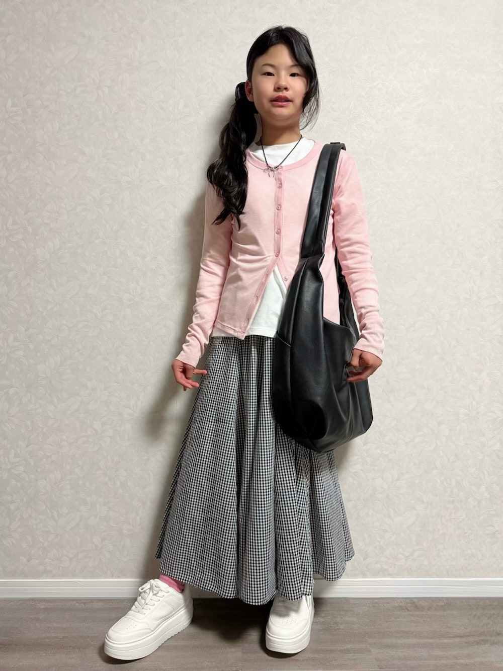 ホワイト系のTシャツ/カットソー、ピンク系のカーディガン/ボレロ、ブルー系のデニムジャケットを着用したキッズの春コーディネートの3枚目の写真