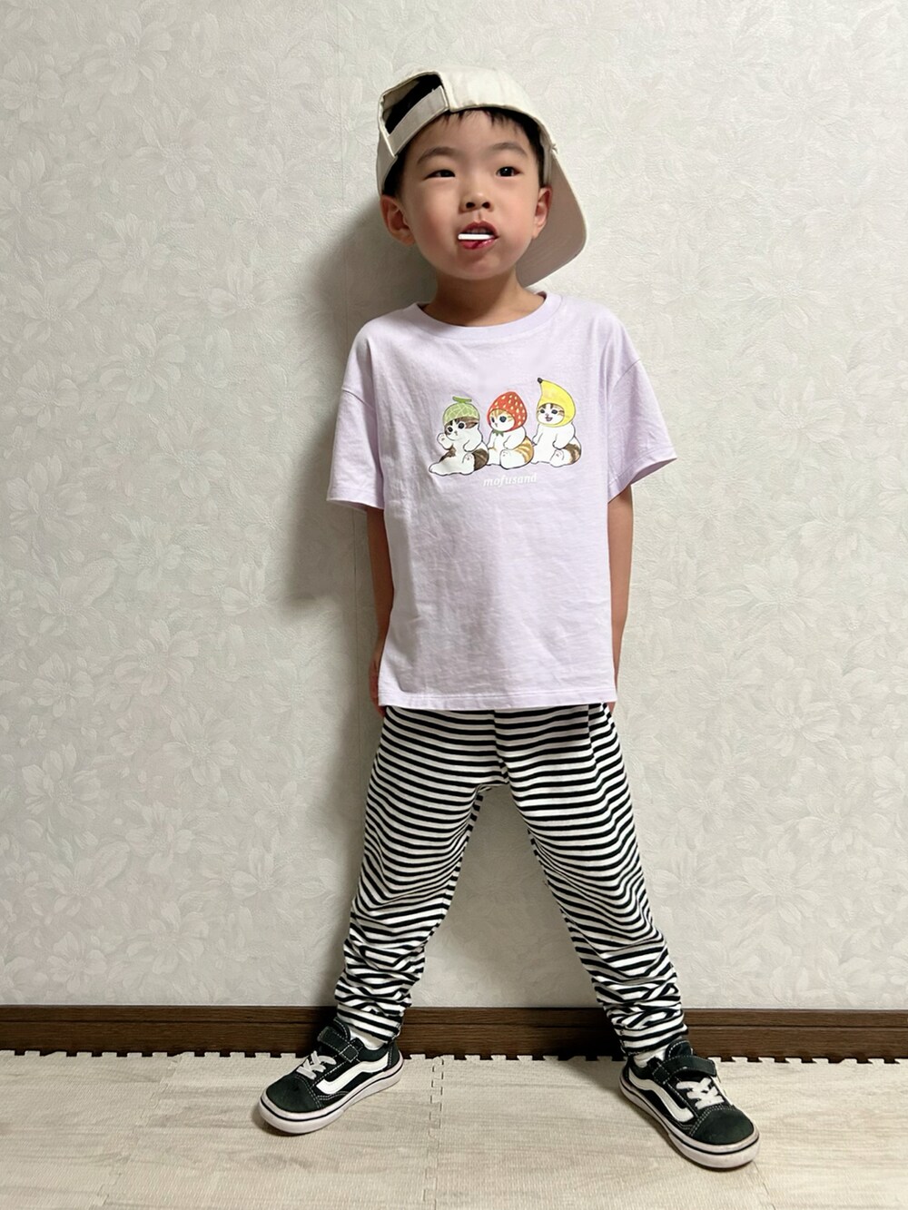 パープル系のTシャツ/カットソー、ホワイト系のその他パンツ、ブラック系のスニーカーを着用したキッズの春コーディネートの2枚目の写真