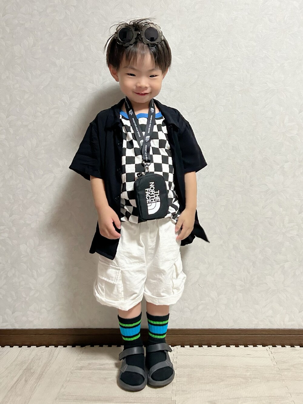 ブラック系のタンクトップ、ブラック系のシャツ/ブラウス、ホワイト系のその他パンツを着用したキッズの夏コーディネートの3枚目の写真