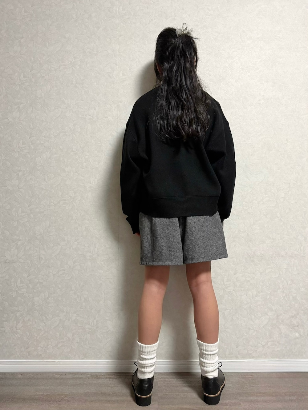 ブラック系のブーツ、ホワイト系のシャツ/ブラウス、ブラック系のドレスシューズを着用したキッズの春コーディネートの3枚目の写真