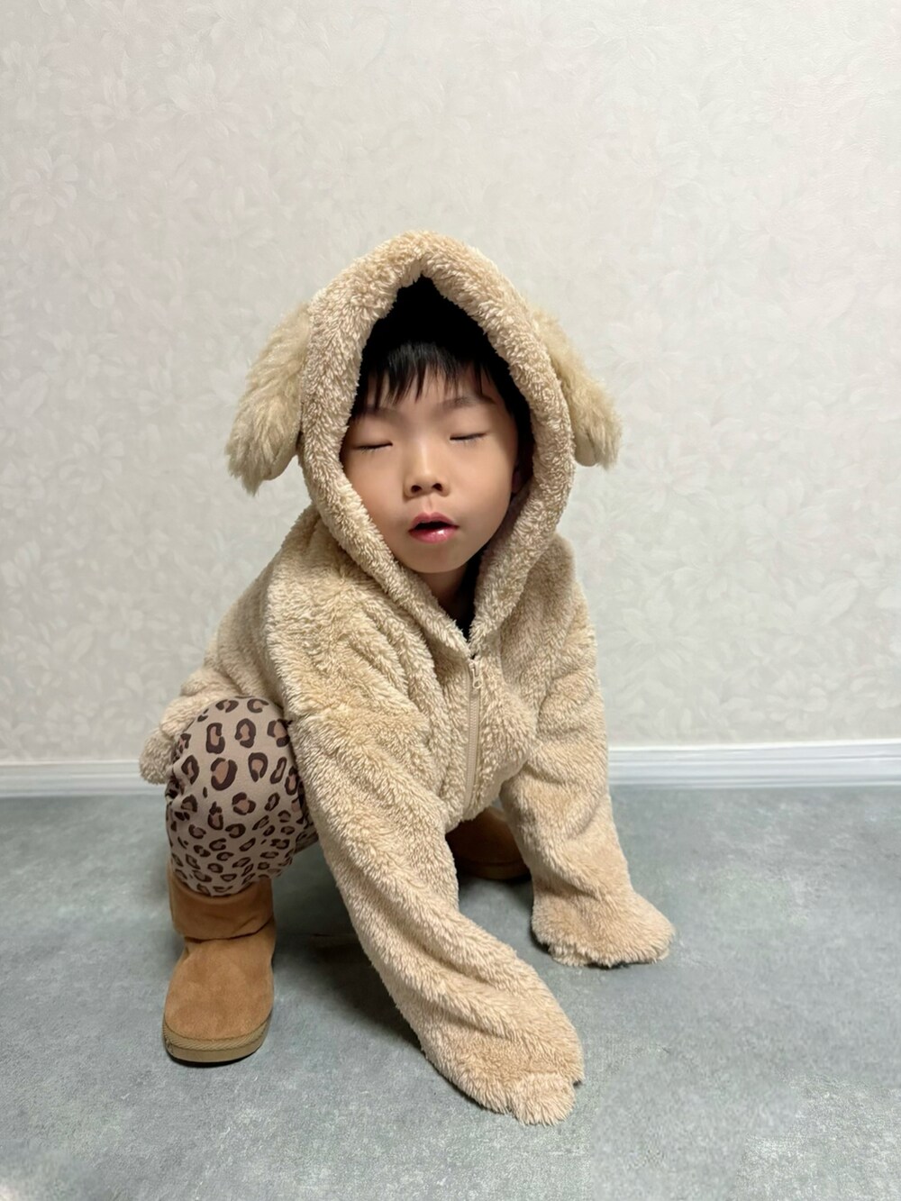 ホワイト系のTシャツ/カットソー、ブラウン系のその他パンツ、ベージュ系のパーカーを着用したキッズの秋コーディネートの4枚目の写真