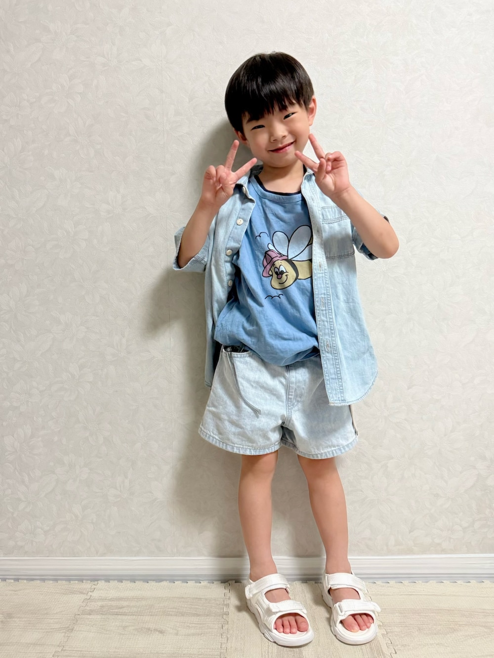 ブルー系のシャツ/ブラウス、ブルー系のタンクトップ、ホワイト系のタンクトップを着用したキッズの夏コーディネートの3枚目の写真