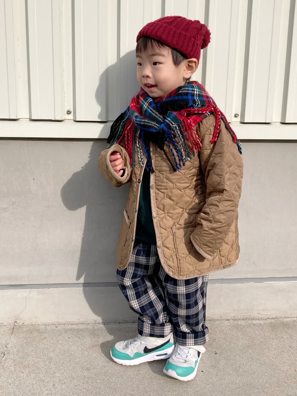 グリーン系のブルゾン、グリーン系のスウェット、ブルー系のその他パンツを着用したキッズの冬コーディネートの3枚目の写真