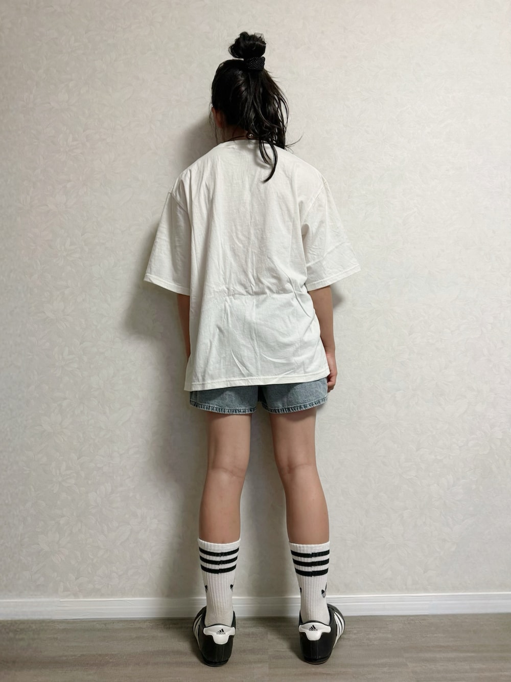 ブラック系のスニーカー、ホワイト系のTシャツ/カットソー、その他のショルダーバッグを着用したキッズの夏コーディネートの3枚目の写真