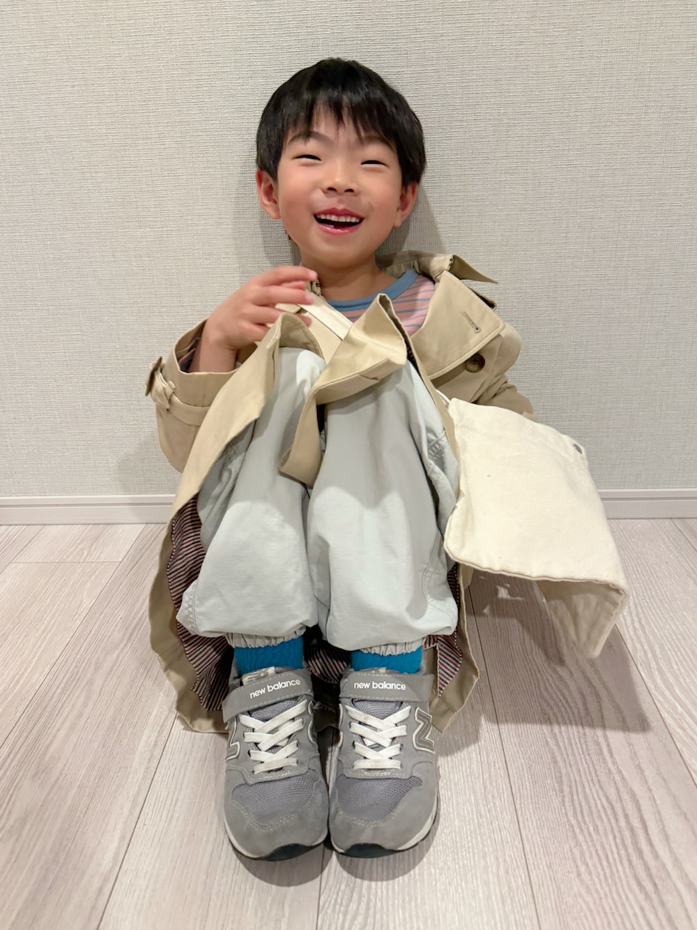 グレー系のスニーカー、ピンク系のTシャツ/カットソー、ホワイト系のショルダーバッグを着用したキッズの冬コーディネートの3枚目の写真