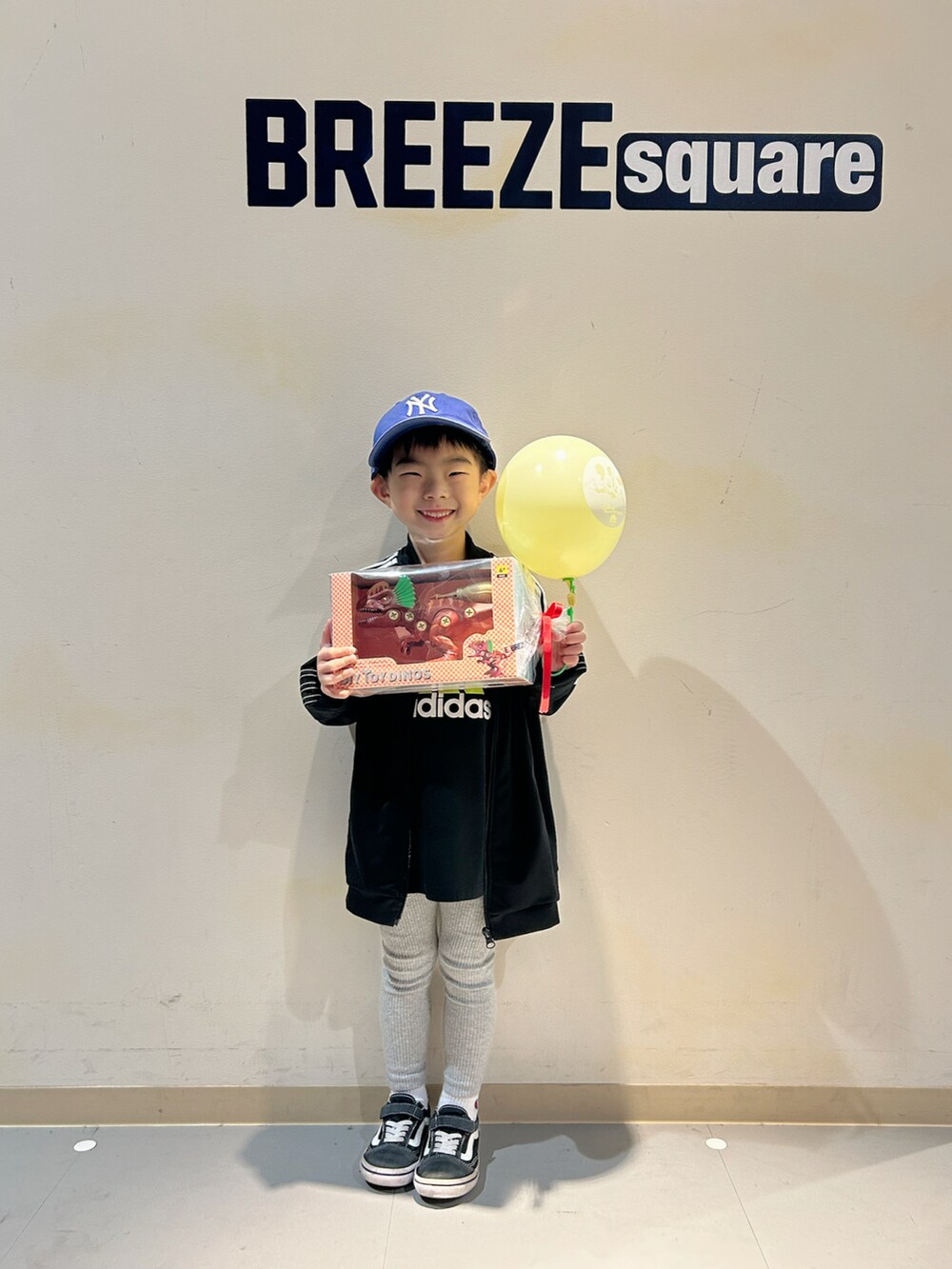 ブラック系のジャージ、ブラック系のTシャツ/カットソー、ブラック系のボディバッグ/ウエストポーチを着用したキッズの冬コーディネートの4枚目の写真