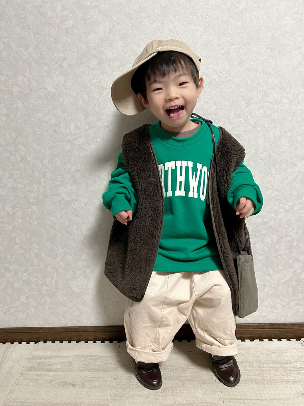 グリーン系のTシャツ/カットソー、グリーン系のスウェット、ベージュ系のチノパンツを着用したキッズの冬コーディネートの4枚目の写真