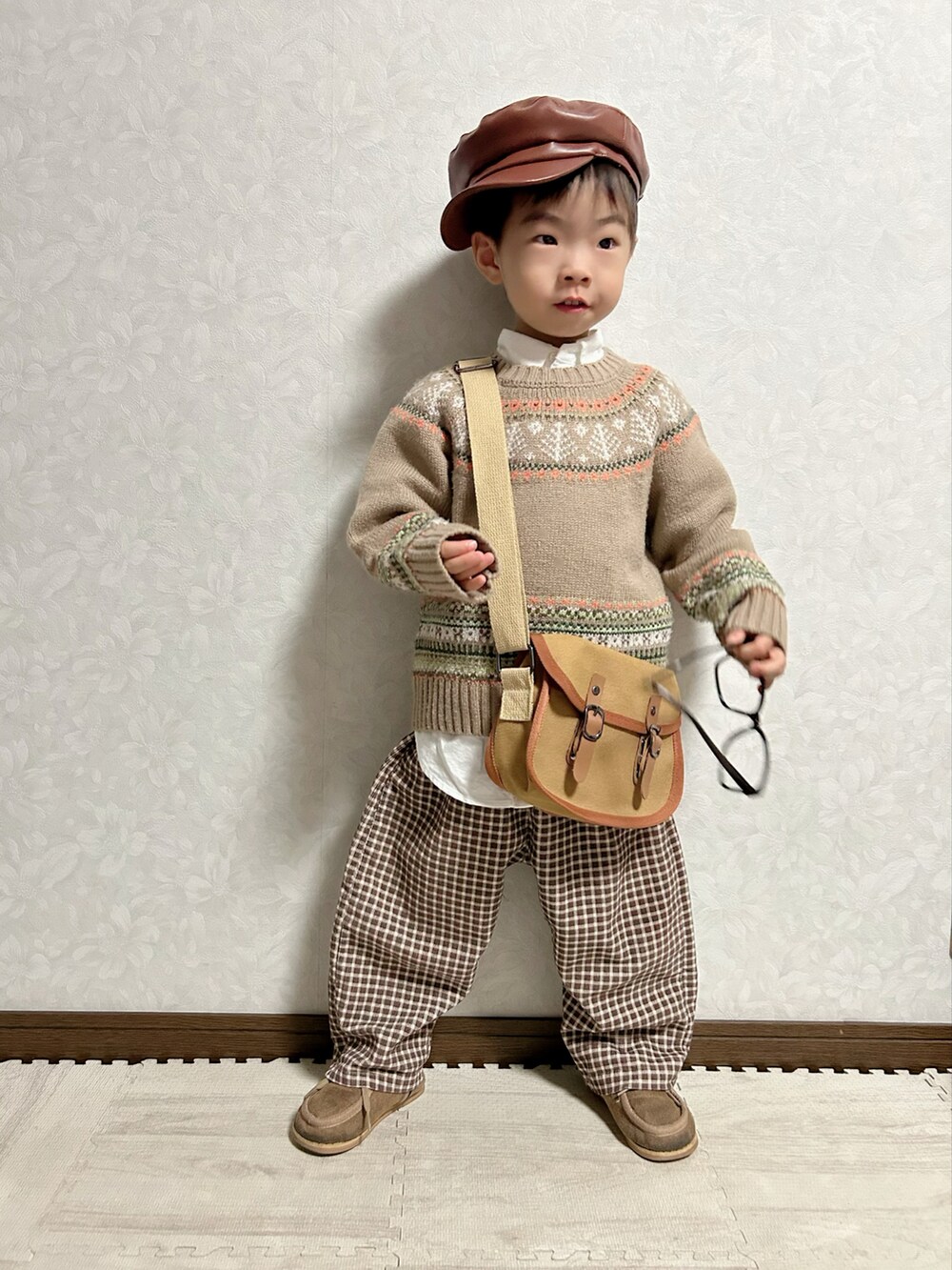 ホワイト系のシャツ/ブラウス、ベージュ系のニット/セーター、ブラウン系のショルダーバッグを着用したキッズの秋コーディネートの3枚目の写真