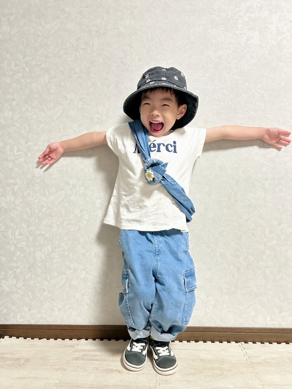 ホワイト系のTシャツ/カットソー、ブルー系のシャツ/ブラウス、ブルー系のデニムパンツを着用したキッズの夏コーディネートの2枚目の写真