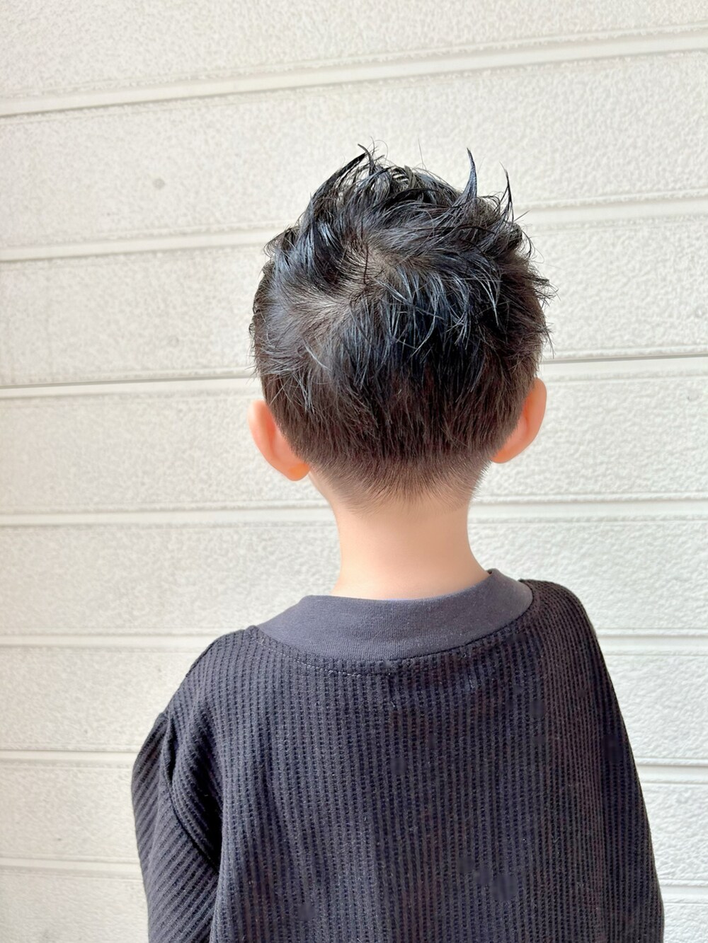 ブラック系のカーディガン/ボレロ、ブラック系のタンクトップ、ベージュ系のカーゴパンツを着用したキッズの秋コーディネートの5枚目の写真