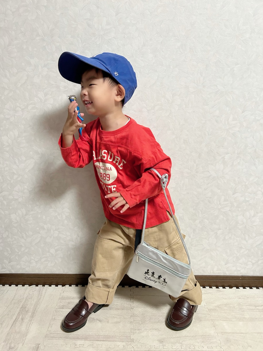 レッド系のTシャツ/カットソー、ブルー系のシャツ/ブラウス、ベージュ系のカーゴパンツを着用したキッズの秋コーディネートの5枚目の写真