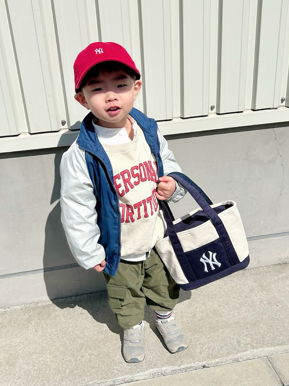 ブルー系のナイロンジャケット、ホワイト系のシャツ/ブラウス、ホワイト系のスウェットを着用したキッズの春コーディネートの2枚目の写真